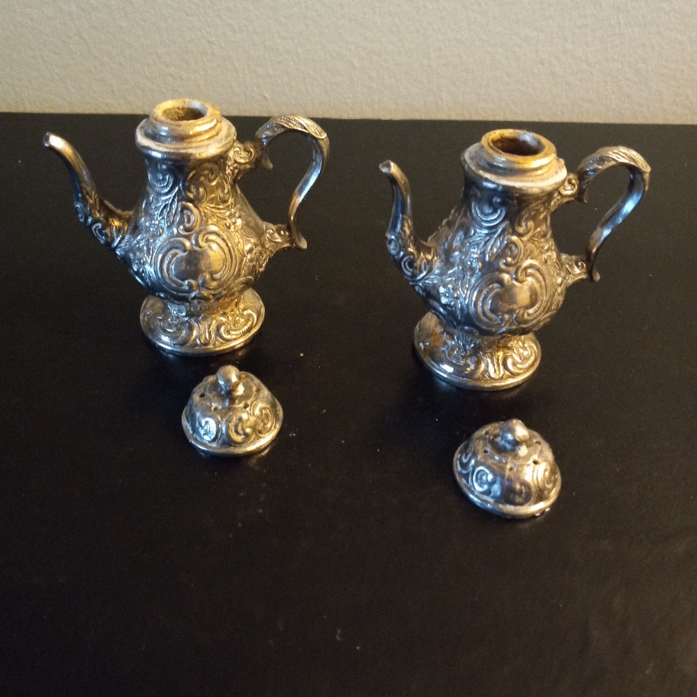 Vintage Teapot Salt & Peppee Shakers - Picture 3 of 6